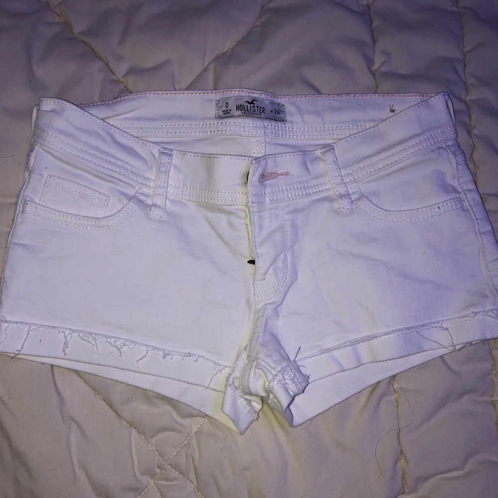 WHITE HOLLISTER DENIM SHORTS